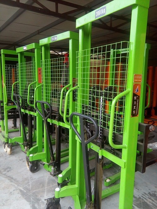 手動(dòng)液壓堆高車(chē)的使用 手動(dòng)液壓堆高車(chē)的使用
