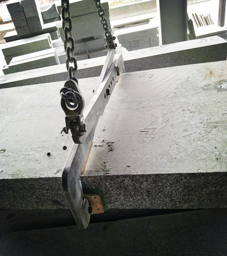起重吊裝機(jī)與夾具配合使用吊裝石板操作現(xiàn)場(chǎng)--河北東圣吊索具制造有限公司--石材夾具|小型攪拌機(jī)|液壓堆高車(chē)|手動(dòng)叉車(chē) 提升機(jī)與夾具配合使用吊裝石板現(xiàn)場(chǎng)--河北東圣吊索具制造有限公司--石材夾具|小型攪拌機(jī)|液壓堆高車(chē)|手動(dòng)叉車(chē)